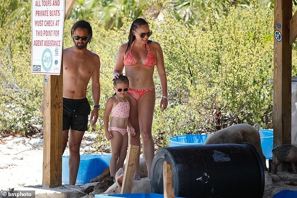 Tamara Ecclestone bốc lửa với áo tắm - 3 Tamara Ecclestone bốc lửa với áo tắm - 3