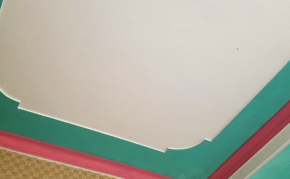 Hơn 50 hộ dân bị nứt nhà nghi do thủy điện nổ mìn gây ảnh hưởng - 4 Hơn 50 hộ dân bị nứt nhà nghi do thủy điện nổ mìn gây ảnh hưởng - 4
