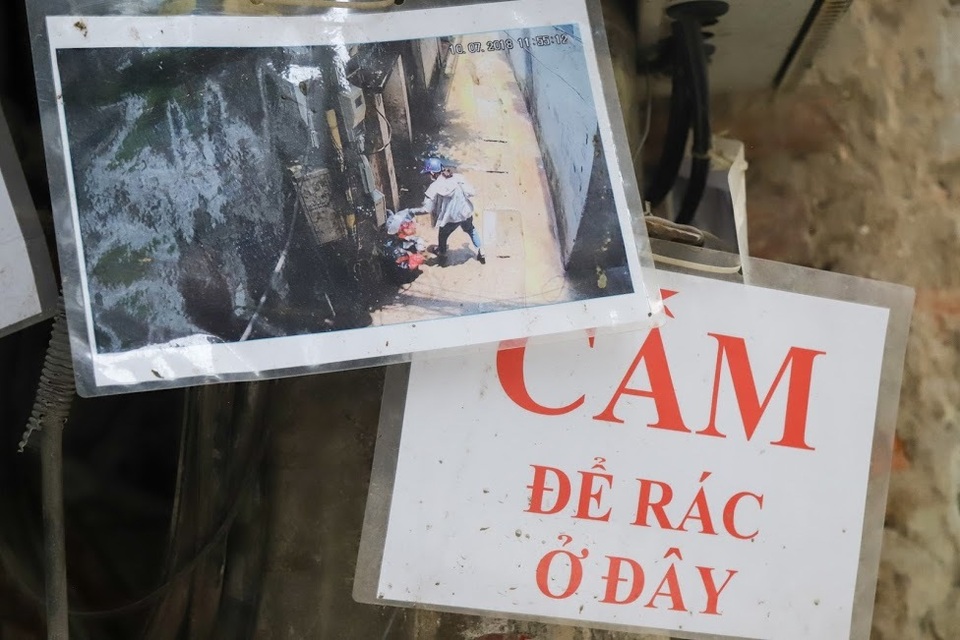 Chuyện lạ: Người đổ rác trộm bị treo ảnh, dán đầy trên cột điện ở Hà Nội - 4 Chuyện lạ: Người đổ rác trộm bị treo ảnh, dán đầy trên cột điện ở Hà Nội - 4