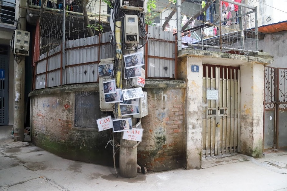 Chuyện lạ: Người đổ rác trộm bị treo ảnh, dán đầy trên cột điện ở Hà Nội - 1 Chuyện lạ: Người đổ rác trộm bị treo ảnh, dán đầy trên cột điện ở Hà Nội - 1