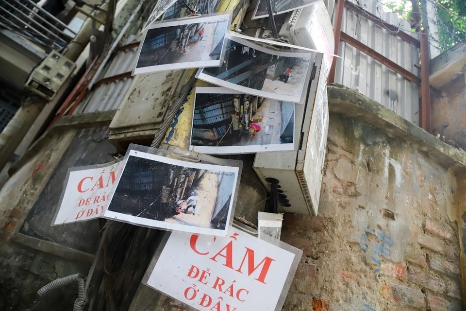 Chuyện lạ: Người đổ rác trộm bị treo ảnh, dán đầy trên cột điện ở Hà Nội - 3 Chuyện lạ: Người đổ rác trộm bị treo ảnh, dán đầy trên cột điện ở Hà Nội - 3