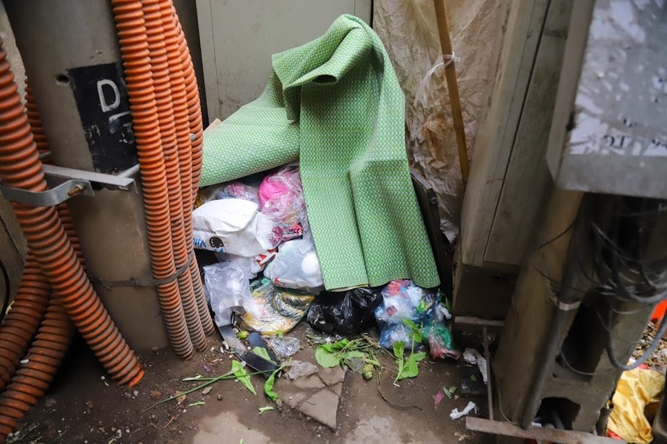 Chuyện lạ: Người đổ rác trộm bị treo ảnh, dán đầy trên cột điện ở Hà Nội - 8 Chuyện lạ: Người đổ rác trộm bị treo ảnh, dán đầy trên cột điện ở Hà Nội - 8