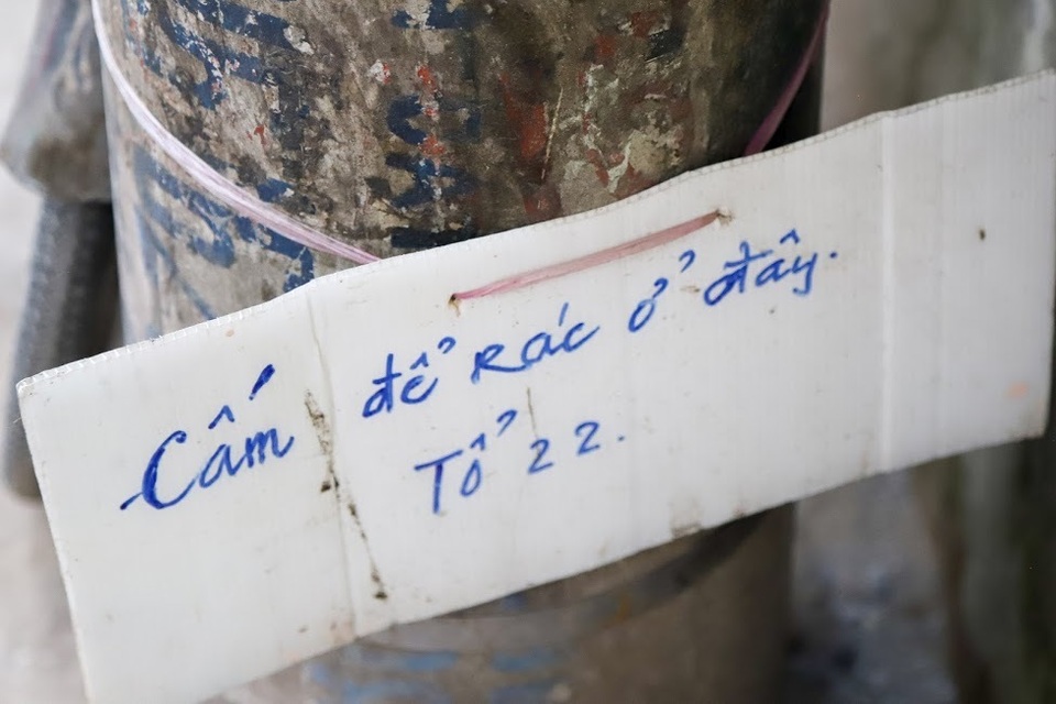 Chuyện lạ: Người đổ rác trộm bị treo ảnh, dán đầy trên cột điện ở Hà Nội - 7 Chuyện lạ: Người đổ rác trộm bị treo ảnh, dán đầy trên cột điện ở Hà Nội - 7