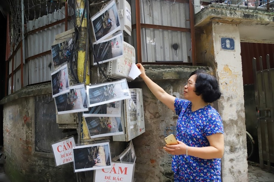 Chuyện lạ: Người đổ rác trộm bị treo ảnh, dán đầy trên cột điện ở Hà Nội - 2 Chuyện lạ: Người đổ rác trộm bị treo ảnh, dán đầy trên cột điện ở Hà Nội - 2