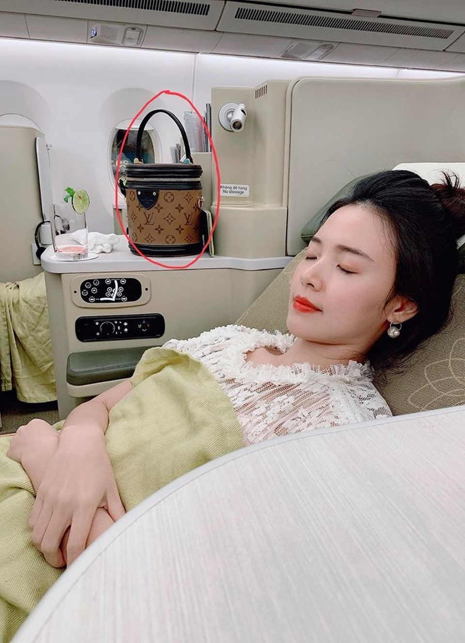 Thực hư chuyện Midu mất túi xách chứa cả trăm triệu đồng trên đất Hàn - 1 Thực hư chuyện Midu mất túi xách chứa cả trăm triệu đồng trên đất Hàn - 1