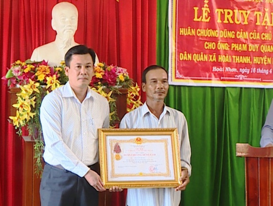 Truy tặng Huân chương Dũng cảm cho dân quân quên mình giúp dân trong lũ - 1 Truy tặng Huân chương Dũng cảm cho dân quân quên mình giúp dân trong lũ - 1