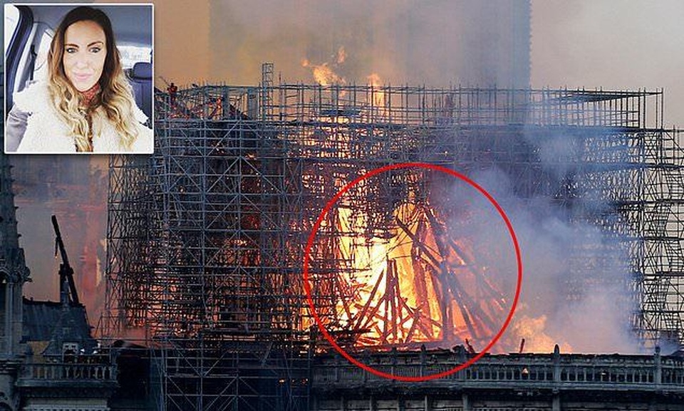 Hình ảnh giống Chúa Jesus trong vụ cháy Nhà thờ Đức Bà Paris gây xôn xao - 1 Hình ảnh giống Chúa Jesus trong vụ cháy Nhà thờ Đức Bà Paris gây xôn xao - 1