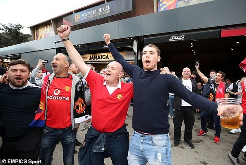 Barcelona 3-0 Man Utd: Lionel Messi chói sáng - 22