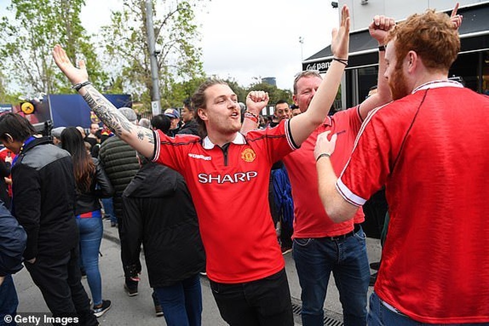 Barcelona 3-0 Man Utd: Lionel Messi chói sáng - 23