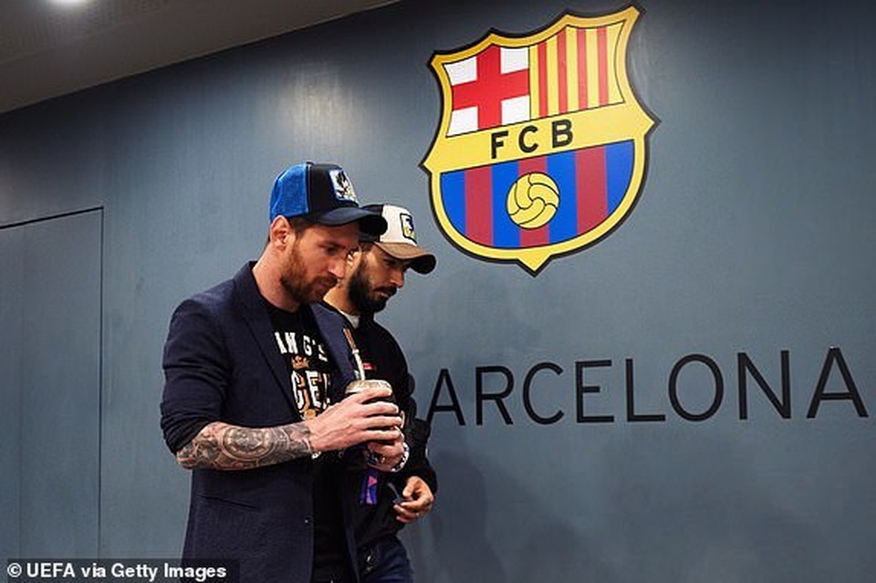 Barcelona 3-0 Man Utd: Lionel Messi chói sáng - 25