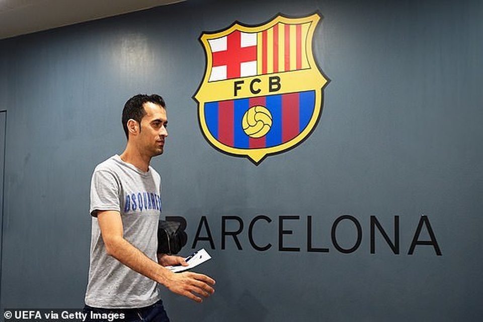 Barcelona 3-0 Man Utd: Lionel Messi chói sáng - 26