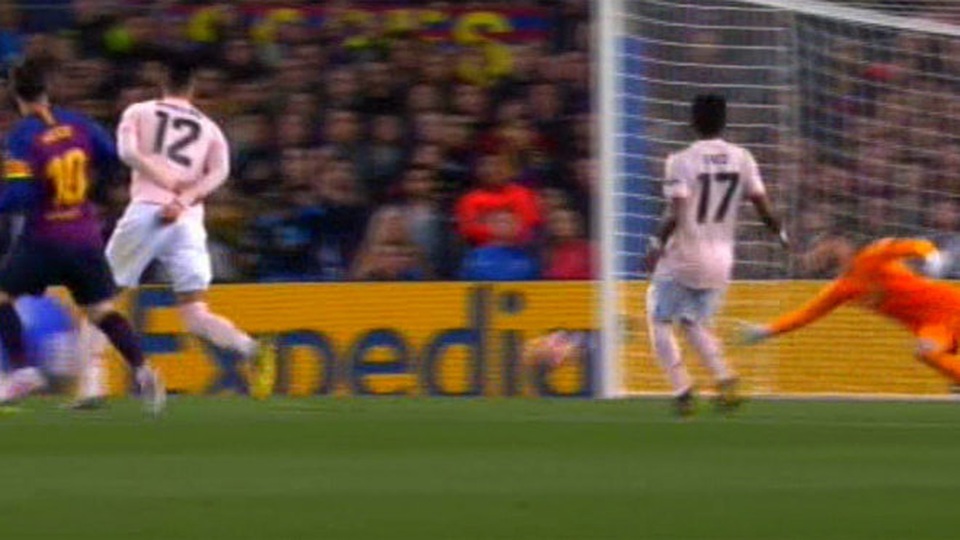 Barcelona 3-0 Man Utd: Lionel Messi chói sáng - 14