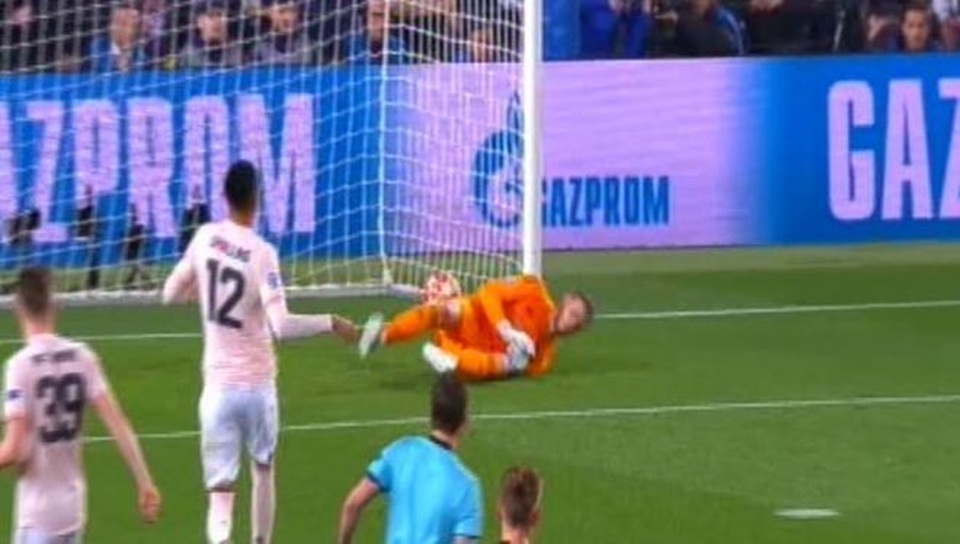 Barcelona 3-0 Man Utd: Lionel Messi chói sáng - 13