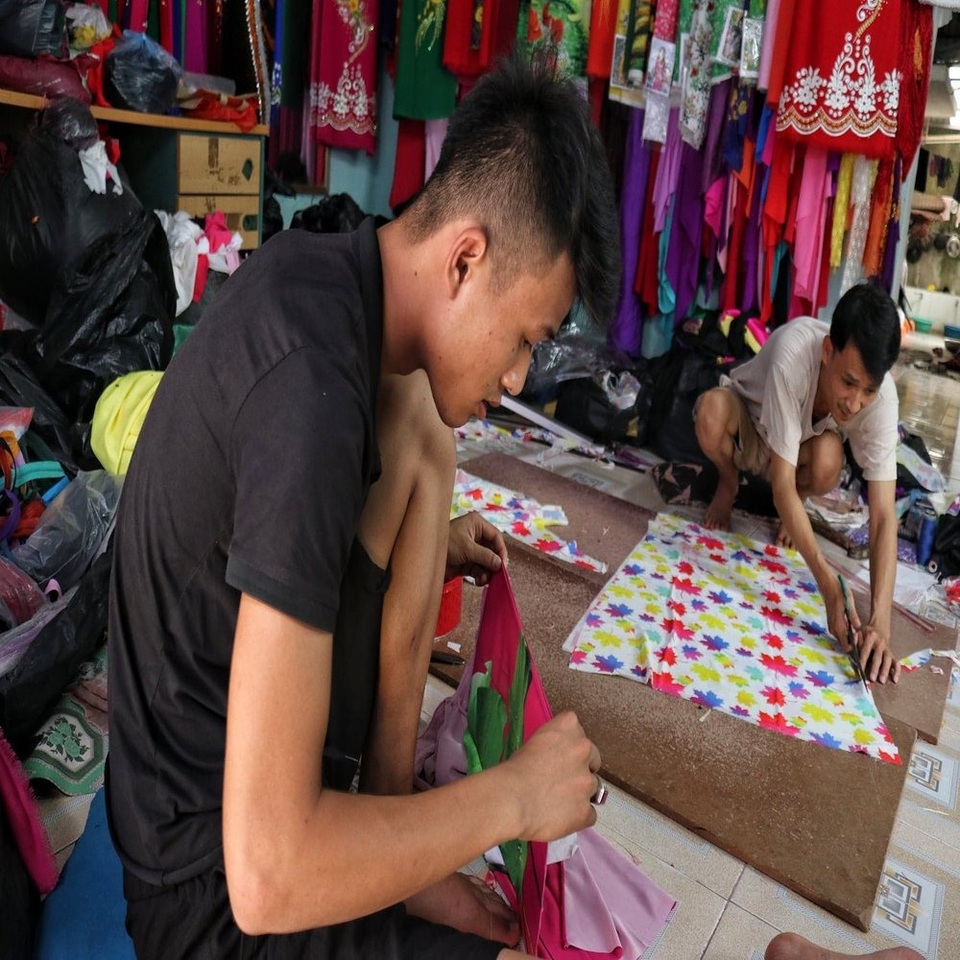Hà Nội: Độc đáo nơi đàn ông sinh ra để làm nghề may vá - 6 Hà Nội: Độc đáo nơi đàn ông sinh ra để làm nghề may vá - 6