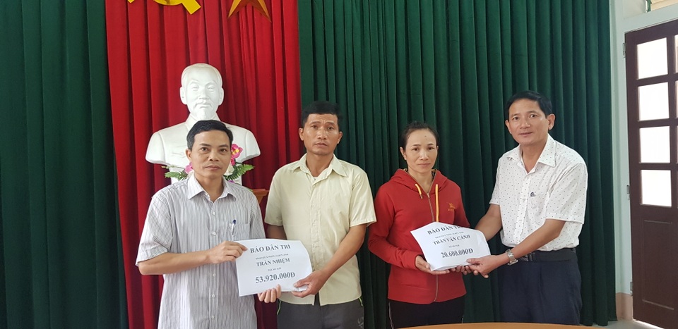 Hơn 70 triệu đồng đến với 2 hoàn cảnh đau thương ở Làng Quỳnh - 2 Hơn 70 triệu đồng đến với 2 hoàn cảnh đau thương ở Làng Quỳnh - 2