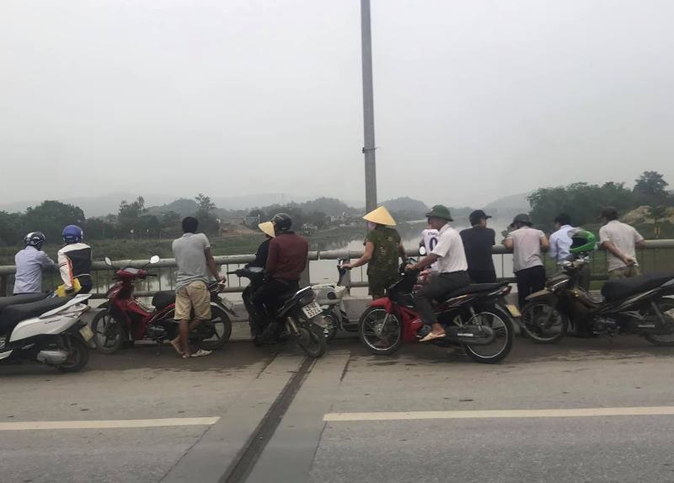 Tìm thấy thi thể người vợ nhảy cầu tự vẫn trước mặt chồng con - 2 Tìm thấy thi thể người vợ nhảy cầu tự vẫn trước mặt chồng con - 2
