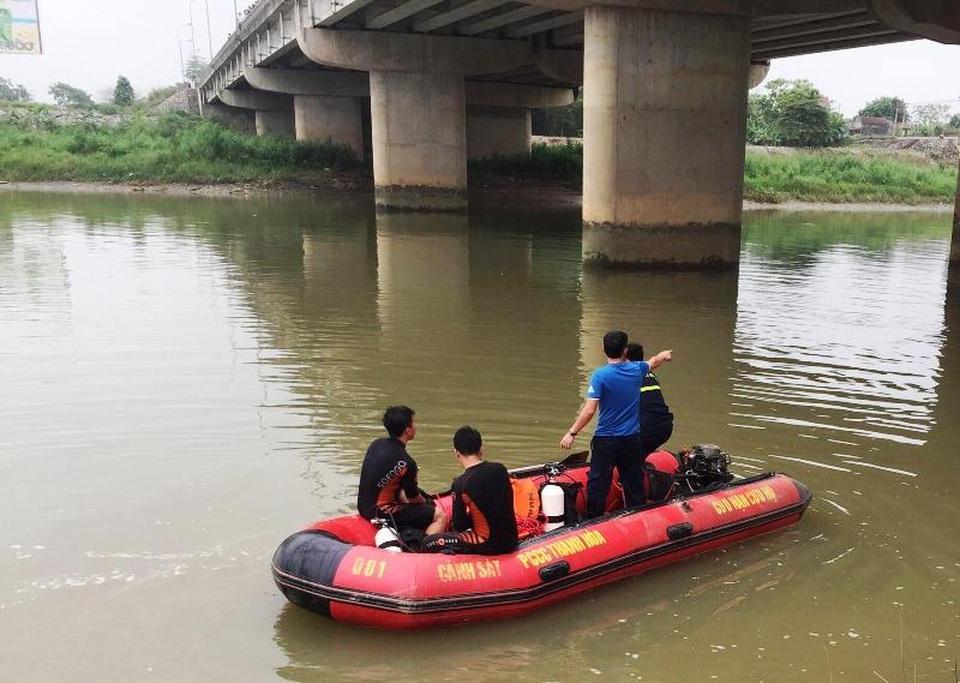 Tìm thấy thi thể người vợ nhảy cầu tự vẫn trước mặt chồng con - 1 Tìm thấy thi thể người vợ nhảy cầu tự vẫn trước mặt chồng con - 1