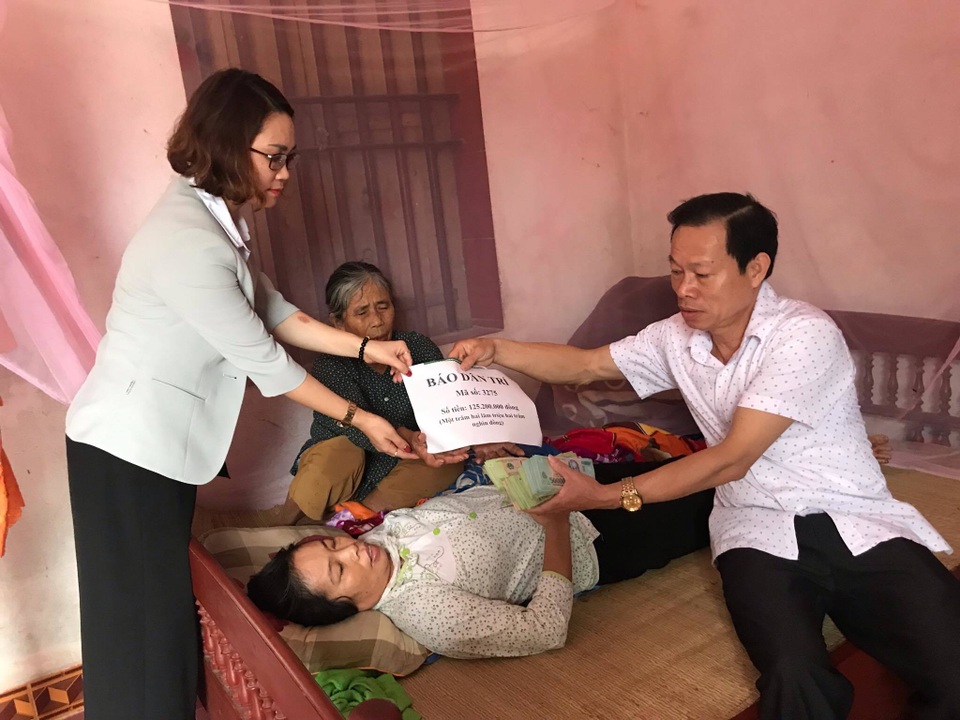 Hơn 125 triệu đồng của bạn đọc Dân trí trợ giúp nữ phụ hồ rơi từ tầng cao xuống đất - 2 Hơn 125 triệu đồng của bạn đọc Dân trí trợ giúp nữ phụ hồ rơi từ tầng cao xuống đất - 2