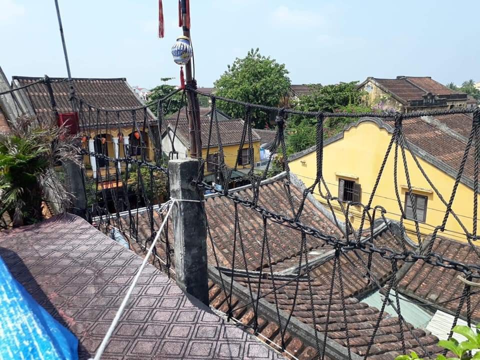 Bạn trẻ chụp ảnh cưới trên mái nhà cổ Hội An Bạn trẻ chụp ảnh cưới trên mái nhà cổ Hội An