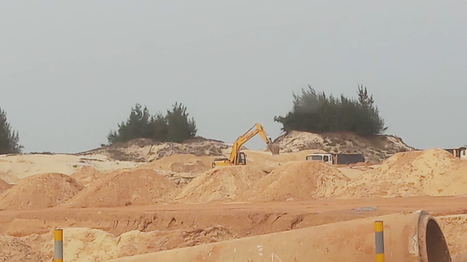 Quảng Bình: “Trảm” doanh nghiệp lớn ngang nhiên trộm cát! - 1 Quảng Bình: “Trảm” doanh nghiệp lớn ngang nhiên trộm cát! - 1
