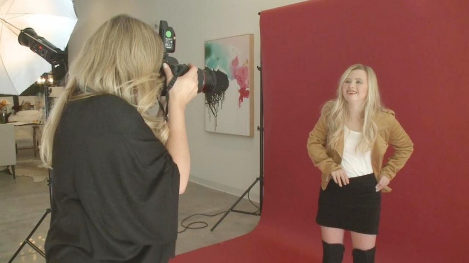 Cô gái bị Down trở thành người mẫu nhờ tình yêu của mẹ - 4 Cô gái bị Down trở thành người mẫu nhờ tình yêu của mẹ - 4