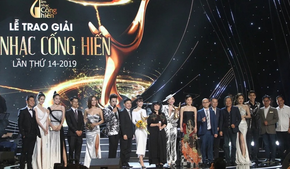 Đông Nhi bật khóc khi lần đầu nhận giải cống hiến - 10 Đông Nhi bật khóc khi lần đầu nhận giải cống hiến - 10