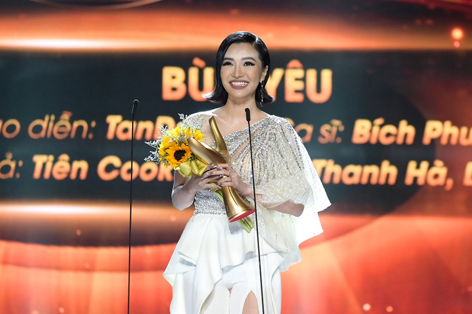 Đông Nhi bật khóc khi lần đầu nhận giải cống hiến - 6 Đông Nhi bật khóc khi lần đầu nhận giải cống hiến - 6