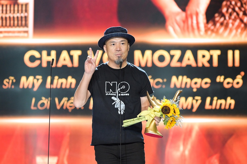 Đông Nhi bật khóc khi lần đầu nhận giải cống hiến - 7 Đông Nhi bật khóc khi lần đầu nhận giải cống hiến - 7