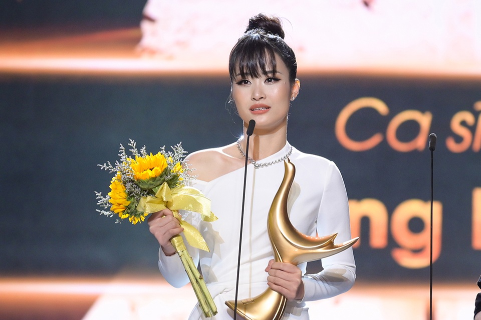 Đông Nhi bật khóc khi lần đầu nhận giải cống hiến - 3 Đông Nhi bật khóc khi lần đầu nhận giải cống hiến - 3