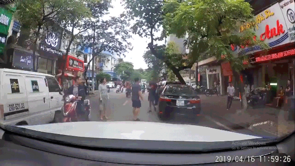 Sau va chạm giao thông, tài xế Camry lĩnh “trận đòn” của người đi xe máy - 1 Sau va chạm giao thông, tài xế Camry lĩnh “trận đòn” của người đi xe máy - 1