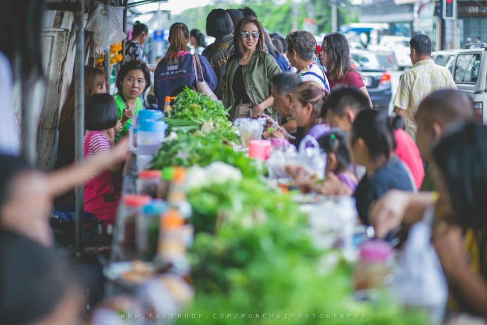 Độc lạ kiểu ăn buffet rau ở vỉa hè - 2 Độc lạ kiểu ăn buffet rau ở vỉa hè - 2