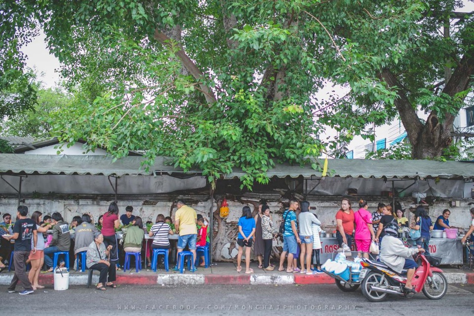 Độc lạ kiểu ăn buffet rau ở vỉa hè - 5 Độc lạ kiểu ăn buffet rau ở vỉa hè - 5