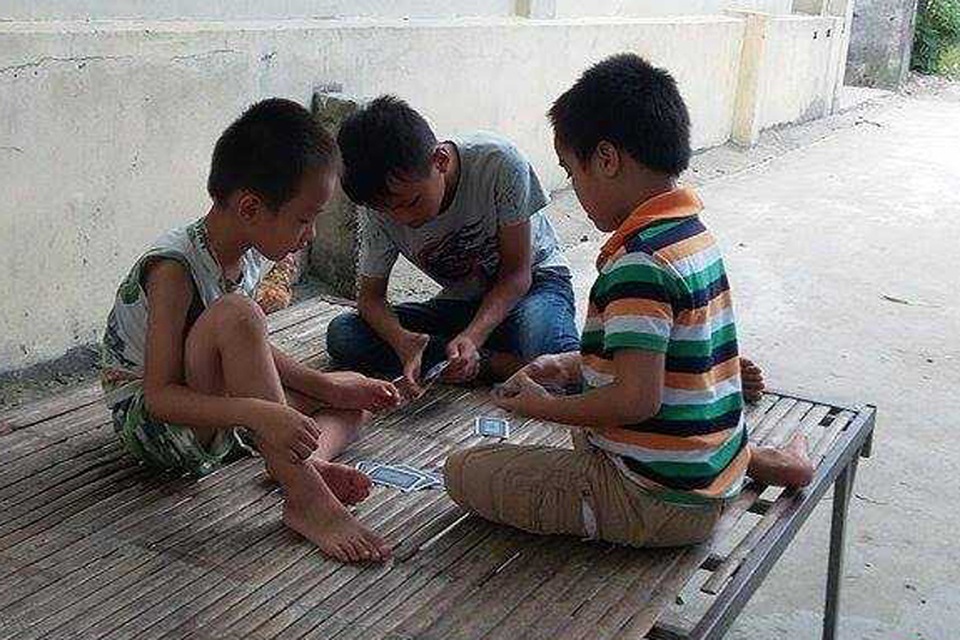 Vui buồn ở làng “giàu lên như diều gặp gió”: Góc khuất cuộc đời những đứa trẻ vắng mẹ cha - 3 Vui buồn ở làng “giàu lên như diều gặp gió”: Góc khuất cuộc đời những đứa trẻ vắng mẹ cha - 3