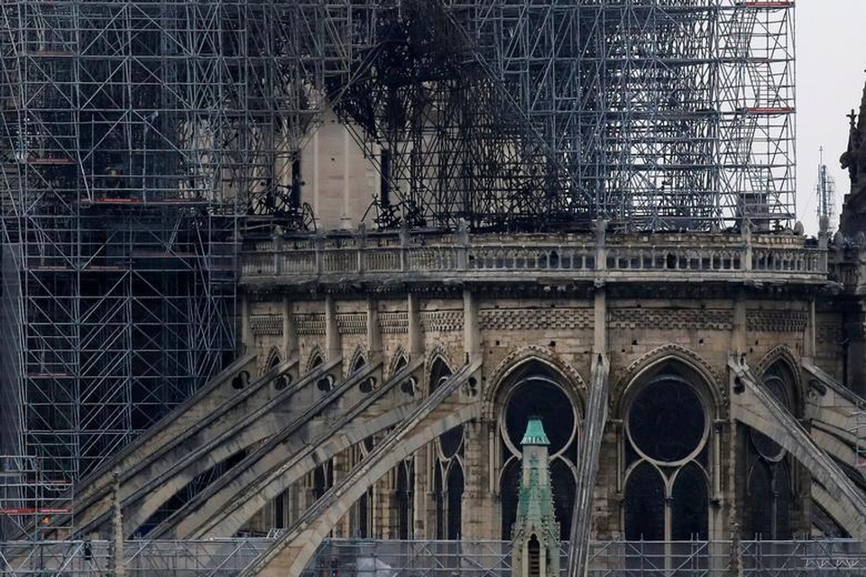 Nhà thờ Đức Bà Paris ngổn ngang, hư hại sau vụ hỏa hoạn kinh hoàng - 12 Nhà thờ Đức Bà Paris ngổn ngang, hư hại sau vụ hỏa hoạn kinh hoàng - 12