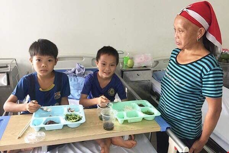 Hai em nhỏ và hành trình 8 tiếng di chuyển mỗi tháng để đến viện điều trị - 1 Hai em nhỏ và hành trình 8 tiếng di chuyển mỗi tháng để đến viện điều trị - 1