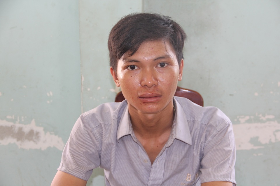 Người dân vây bắt nam thanh niên cướp vé số của cụ bà - 1 Người dân vây bắt nam thanh niên cướp vé số của cụ bà - 1