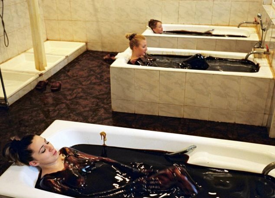 Kỳ lạ: Tắm bằng dầu thô để thư giãn và trị bệnh - 2
