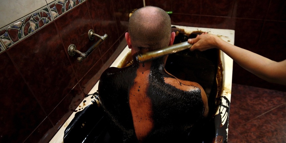 Kỳ lạ: Tắm bằng dầu thô để thư giãn và trị bệnh - 3