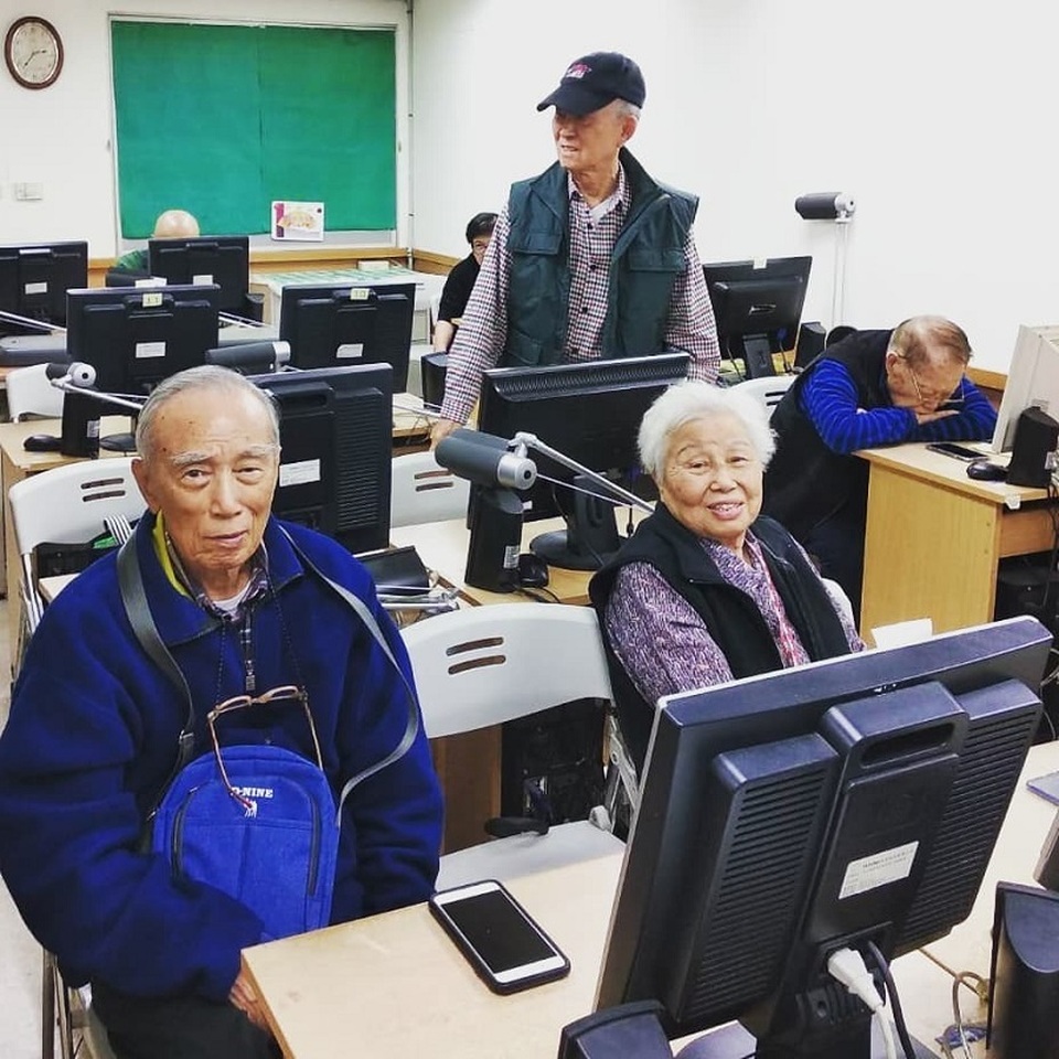 Lớp dạy sử dụng điện thoại thông minh cho các cụ ở Đài Loan - 1 Lớp dạy sử dụng điện thoại thông minh cho các cụ ở Đài Loan - 1