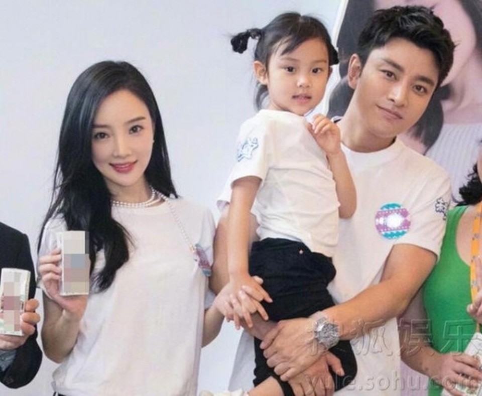 Ly hôn Lý Tiểu Lộ, Giả Nãi Lượng đi ăn cùng cô gái khác - 1 Ly hôn Lý Tiểu Lộ, Giả Nãi Lượng đi ăn cùng cô gái khác - 1
