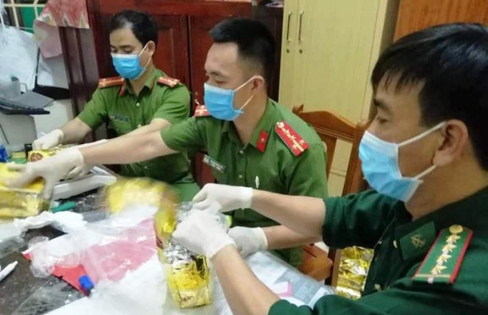 Các bao tải ven đường chứa gần 1 tấn ma túy đá, công an bắt giữ 3 đối tượng - 4