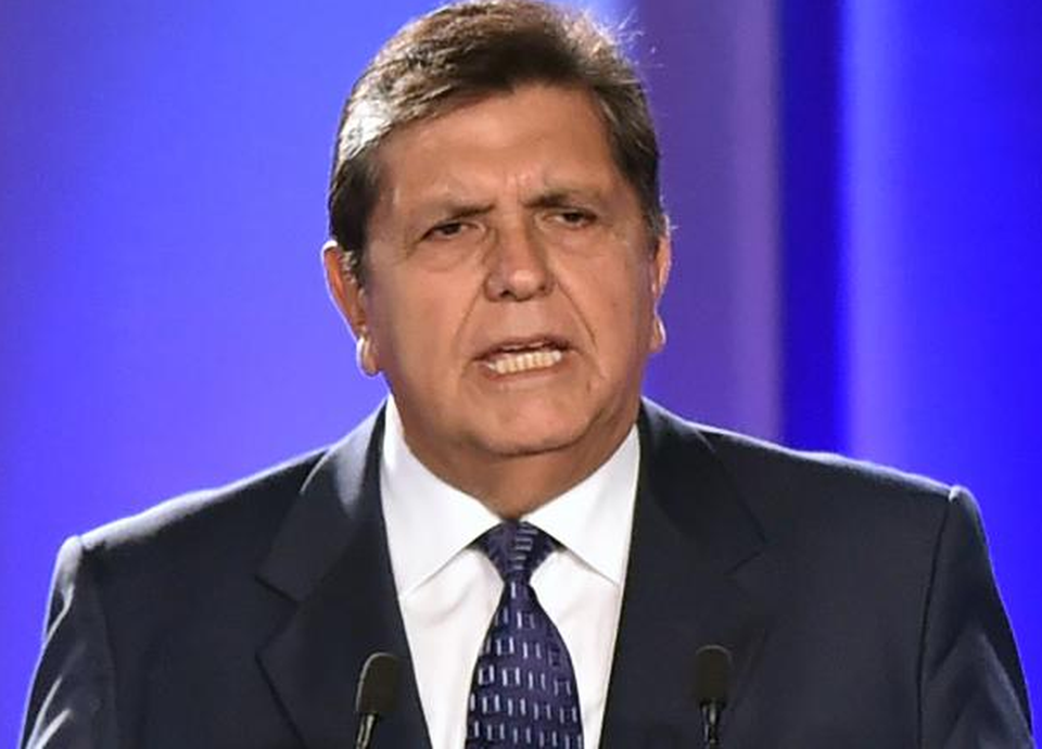 Cựu Tổng thống Peru tự bắn vào cổ khi cảnh sát tới nhà bắt giữ - 1