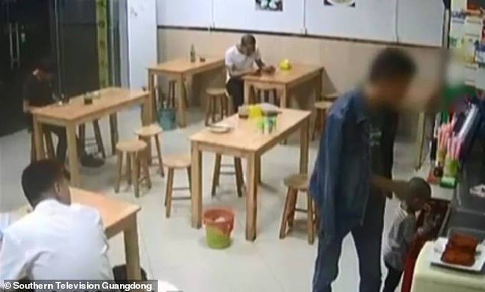 Thiếu nợ tiền mỳ, thực khách để con gái ở lại quán ăn - 1 Thiếu nợ tiền mỳ, thực khách để con gái ở lại quán ăn - 1