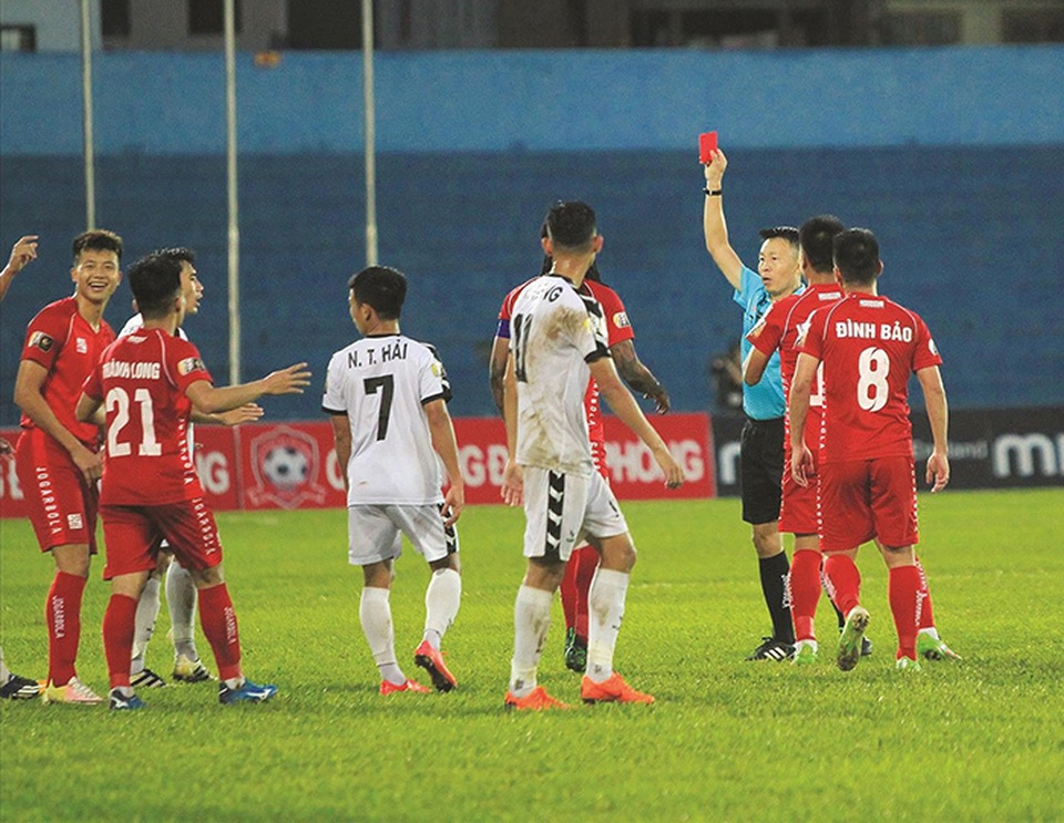 Trọng tài rút nhầm thẻ đỏ ở V-League bị treo còi - 1 Trọng tài rút nhầm thẻ đỏ ở V-League bị treo còi - 1