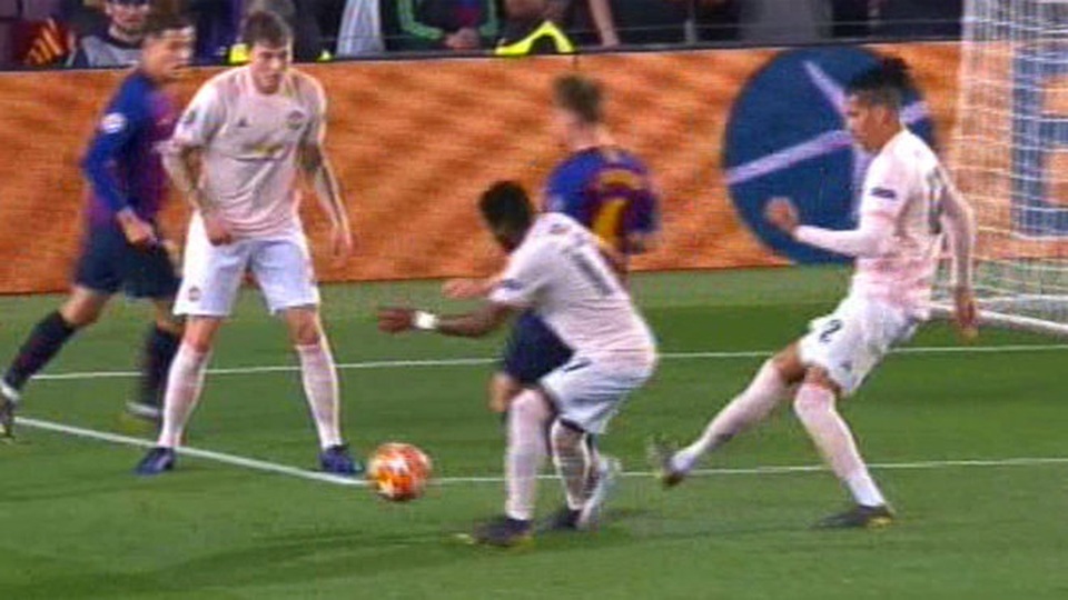 Barcelona 3-0 Man Utd: Lionel Messi chói sáng - 16