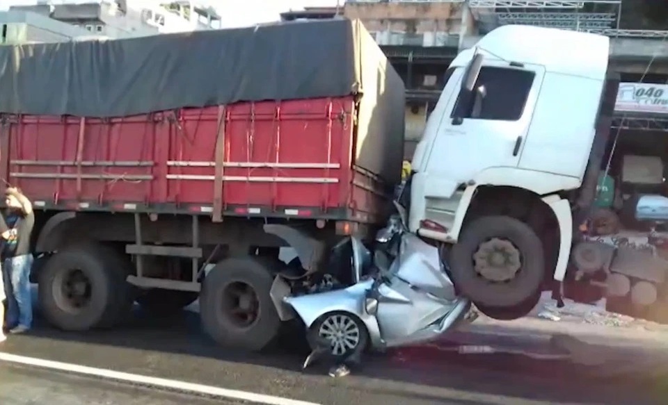 Video: Ô tô bẹp rúm kẹp giữa 2 xe tải sau tai nạn kinh hoàng và điều thần kỳ với tài xế - 1 Video: Ô tô bẹp rúm kẹp giữa 2 xe tải sau tai nạn kinh hoàng và điều thần kỳ với tài xế - 1