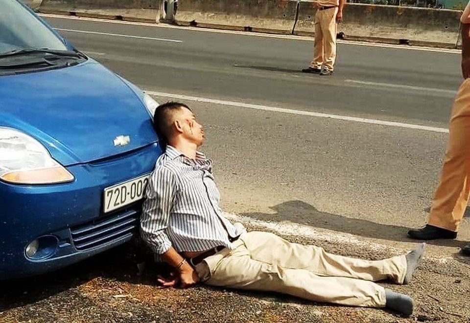 Tài xế lái ô tô “ép” chết CSGT từng ném “bom khói” vào ngân hàng - 1