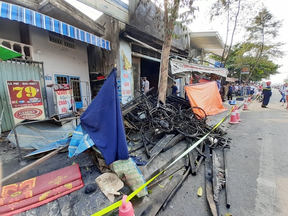 Hình ảnh hiện trường vụ cháy khiến 3 người trong gia đình tử vong - 4 Hình ảnh hiện trường vụ cháy khiến 3 người trong gia đình tử vong - 4