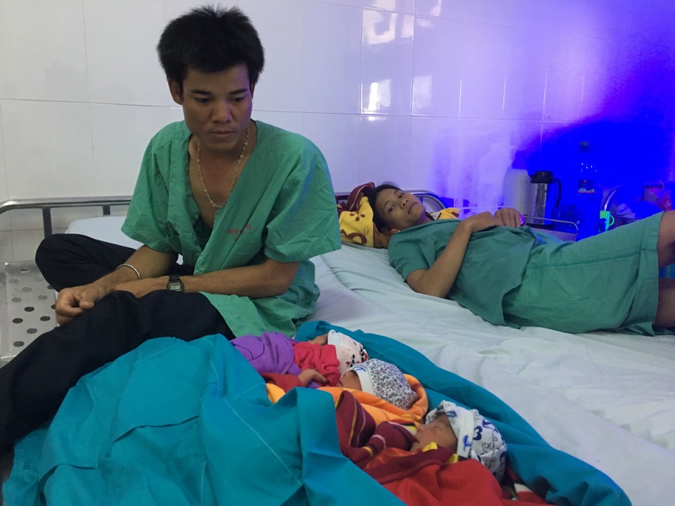 Một sản phụ người Giẻ Triêng sinh 3 ở Quảng Nam Một sản phụ người Giẻ Triêng sinh 3 ở Quảng Nam