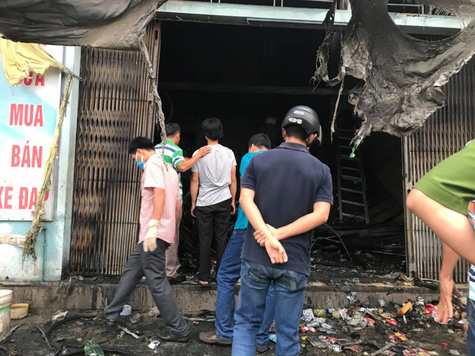 Đôi vợ chồng cùng con gái tử vong trong ngôi nhà cháy - 4 Đôi vợ chồng cùng con gái tử vong trong ngôi nhà cháy - 4